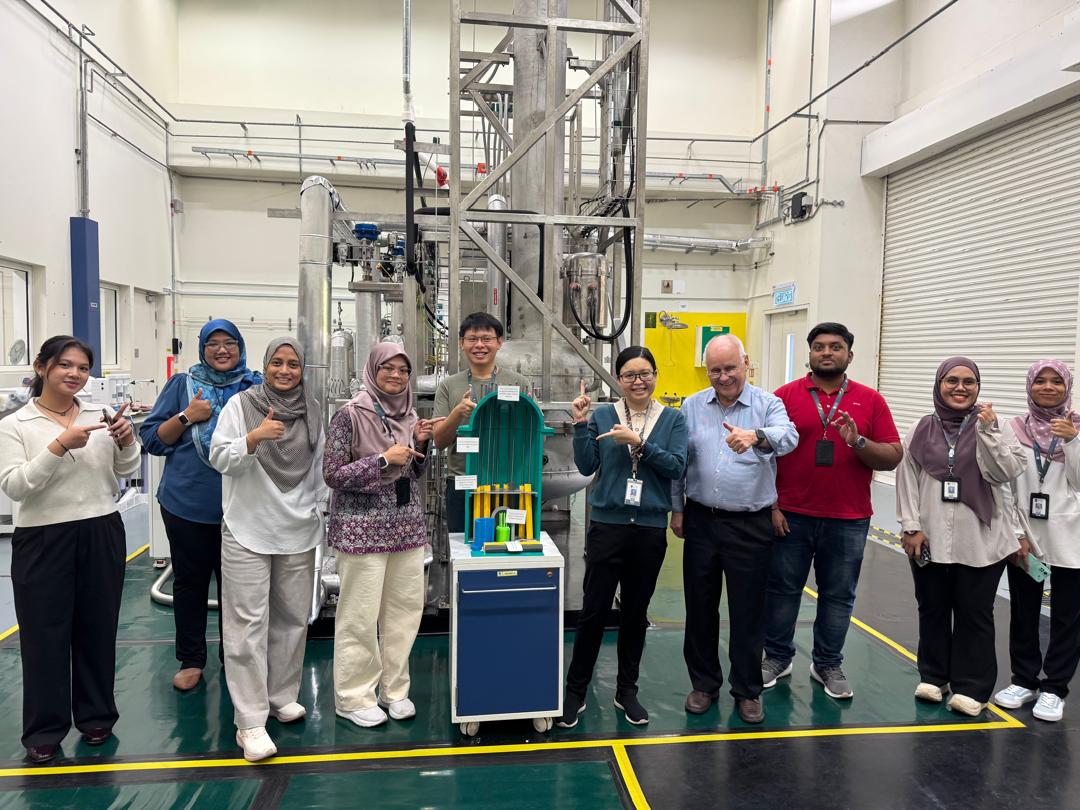 Jia Cheng with Research Team.jpeg
