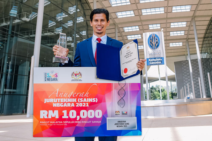 Mohd-Khairul-Anuar-Awarded-the-National-Technologist-Science-Award-2021-web.jpg